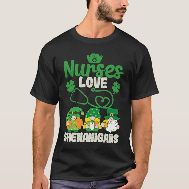 Camiseta Funny Gnomes Nurse St Patricks Day Nurses Love She (Anverso)