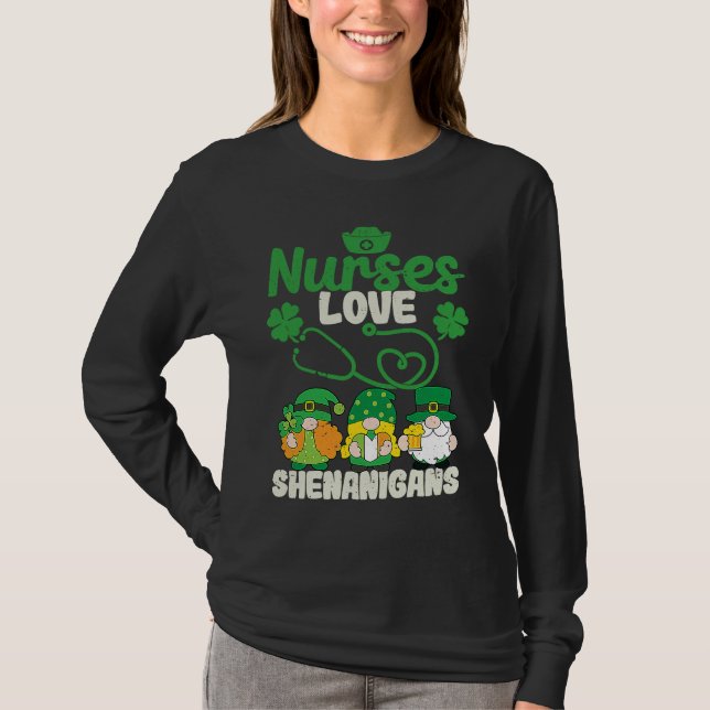 Camiseta Funny Gnomes Nurse St Patricks Day Nurses Love She (Anverso)