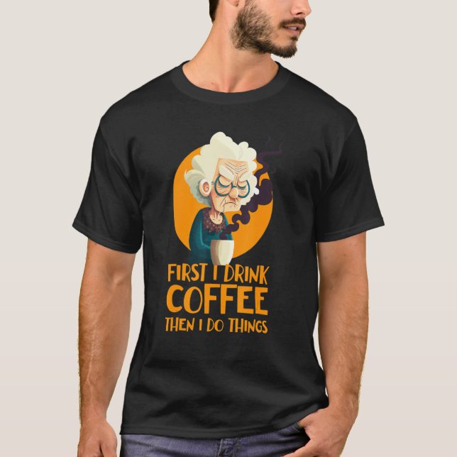 Camiseta Funny Grandma With Coffee - First I Drink Coffee - (Anverso)