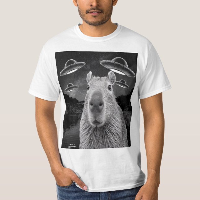 Camiseta Funny Graphic Capybara Selfie with UFOs Weird (Anverso)