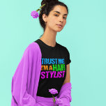 Camiseta Funny Hair Stylist<br><div class="desc">A funny gift for a beautician who just graduated from cosmetology school and cuts hair in a salon. A little hair stylist humor. Trust Me,  I'm a Hair Stylist written in fun,  bright neon colors. Cool 80s style.</div>