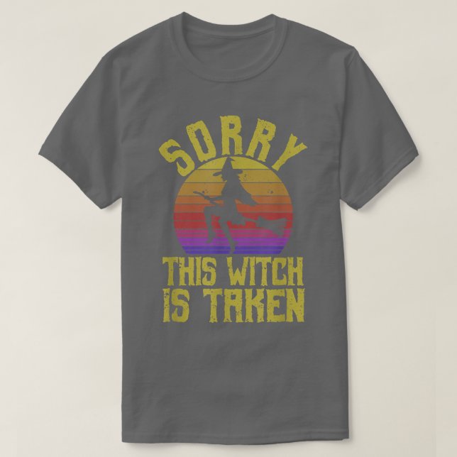 Camiseta Funny Halloween Witches Marriage Sorry This Witch  (Diseño del anverso)