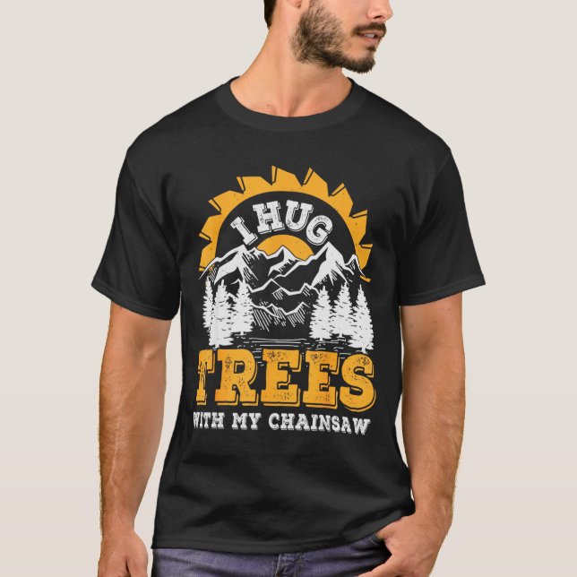 Camiseta Funny I Hug Trees Chainsaw Logger Mountain Design  (Anverso)