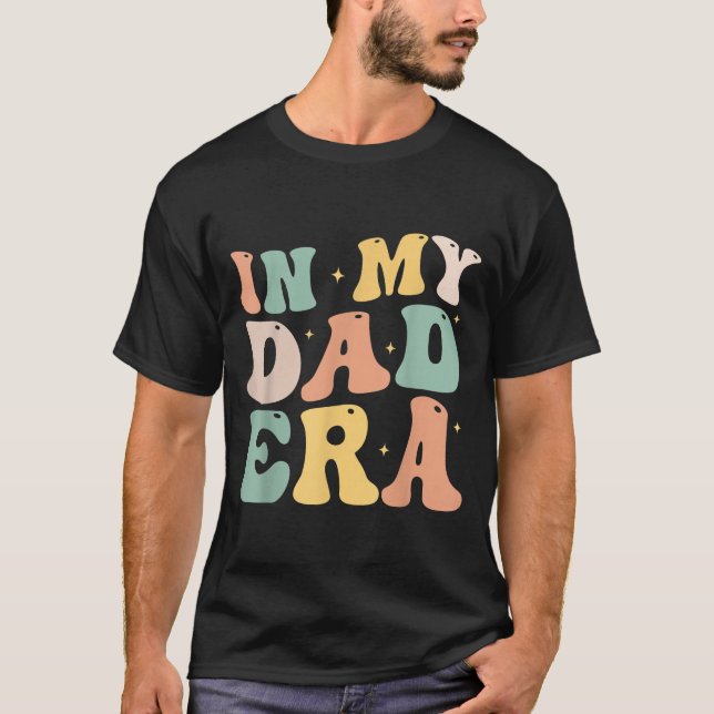 Camiseta Funny In My Daddy Era Lover Groovy Retro Daddy Fat (Anverso)