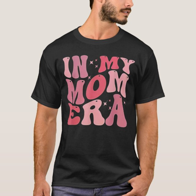 Camiseta Funny In My Mom Era Lover Groovy Retro Mom Mother' (Anverso)