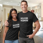 Camiseta Funny Indoor Human<br><div class="desc">¡Muéstrate tu amor por quedarte con la divertida camiseta humana cubierta! Con una tipografía audaz y moderna con letras blancas nítidas en una camiseta negra clásica, este diseño lúdico declara orgullosamente su estatus como un "humano interior". Perfecto para los cuerpos, los introvertidos, o cualquiera que disfrute de una noche acogedora...</div>