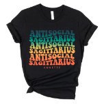 Camiseta Funny Introvert Sagittarius Birthday Retro<br><div class="desc">¿Eres un sagitario que prospera en las sombras y encuentra consuelo en tu propio mundo? Abran su naturaleza misteriosa e introspectiva con nuestra exclusiva camiseta de texto retro "antisocial sagittarius" retro de personalizado diseñada para usted! Hazlo especial personalizándolo con tu nombre. Para preguntas o solicitudes relacionadas con este diseño, por...</div>