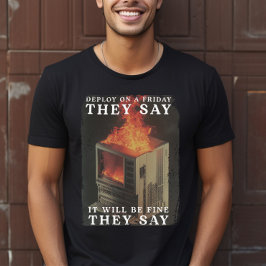 Camiseta Funny IT Deploy en un meme del viernes