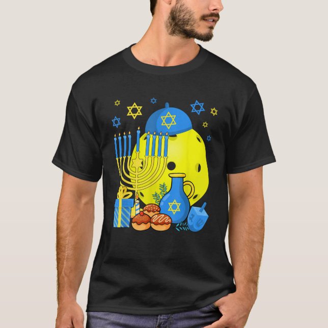 Camiseta Funny Jewish Pickleball Ball Menorah Happy Hanukka (Anverso)