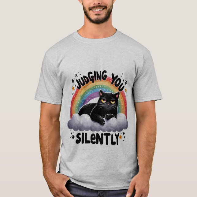 Camiseta Funny "Judging You Silently" Grumpy Black Cat ✨🌈 (Anverso)