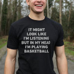 Camiseta Funny jugador de baloncesto<br><div class="desc">Un regalo perfecto para los amantes del baloncesto. Puede que parezca que estoy escuchando,  pero en mi cabeza estoy jugando básquetbol es un diseño divertido y único que hace un regalo ideal para los amantes del básquetbol en Navidades o cumpleaños.</div>