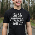 Camiseta Funny jugador de béisbol<br><div class="desc">Un regalo perfecto para los amantes del béisbol. Puede parecer que estoy escuchando pero en mi cabeza estoy jugando al béisbol es un diseño divertido y único que hace un regalo ideal para los amantes del béisbol en Navidades o cumpleaños.</div>