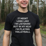 Camiseta Funny jugador de voleibol<br><div class="desc">Un regalo perfecto para los amantes del voleibol. Puede que parezca que estoy escuchando,  pero en mi cabeza estoy jugando voleibol es un diseño divertido y único que hace un regalo ideal para los amantes del voleibol en Navidades o cumpleaños.</div>