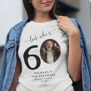 Camiseta Funny 'Look Who's 60' Elegante cumpleaños número 6
