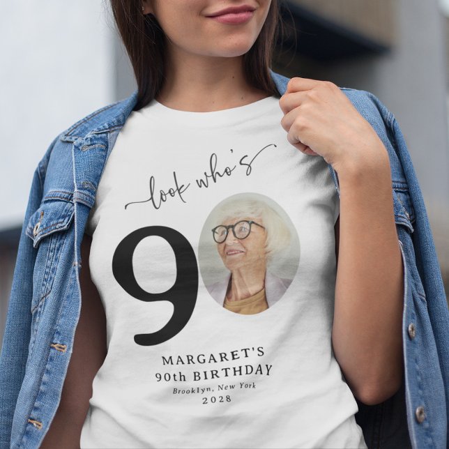 Camiseta Funny 'Look Who's 90' Elegante cumpleaños 90 (Subido por el creador)