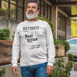 Camiseta Funny Mailman, jubilado de trabajador postal retir<br><div class="desc">Gracioso diseño de retiro para un trabajador postal. Esta mordaza moderna de cartero en la tipografía moderna dice "Retirado de la oficina de correos cada hora es hora feliz". Perfecto regalo de despedida para su portador de cartas</div>