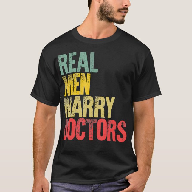 Camiseta Funny Marriage  Real Men Marry Doctors Groom (Anverso)