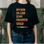 Camiseta Funny Mi hijo en la ley es mi hijo favorito Cute<br><div class="desc">Esta camiseta es perfecta para cualquier suegra que tenga un vínculo especial con su yerno. La camisa muestra la frase "Mamá yerno es mi hijo favorito" en negrita, resaltando la relación única entre una suegra y el esposo de su hija. La camisa está hecha con materiales de alta calidad y...</div>