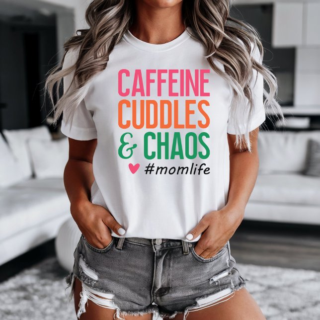 Camiseta Funny Mom Life T-shirt (Caffeine Cuddles & Chaos #momlife t-shirt)