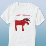 Camiseta Funny Moose Holiday<br><div class="desc">El divertido diseño navideño de Navidades rojos y blancos de Merry Kiss Moose presenta una majestuosa alce o alce con un montón de mistletoe atado a su antler, con la esperanza de un beso descarado. Perfecto para los amantes de los animales, ya sea para las vacaciones de invierno o para...</div>