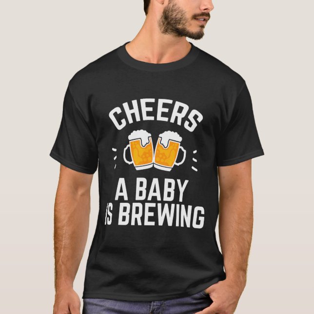 Camiseta Funny New Dad Baby Shower Cheers A Baby Is Brewing (Anverso)