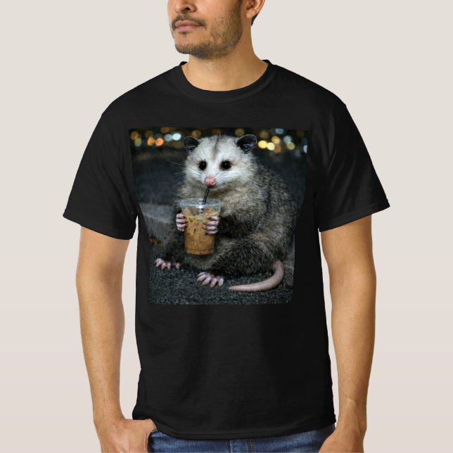 Camiseta Funny opossum Drinking Iced Coffee Cute Animal (Anverso)