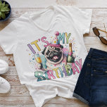 Camiseta Funny Pastel Birthday Pug Watercolo Ilustracion<br><div class="desc">Prepárate para celebrar con estilo con esta hilarante y adorable camiseta de Ilustracion pastoral de cumpleaños Pug Watercolor! Tanto si es tu día especial como si buscas el regalo perfecto, este té te hará sonreír a todos. Con su diseño divertido y bonito, con un adorable pug que contiene una botella...</div>