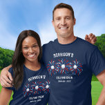 Camiseta Funny Patriótica Jueves 4 de Julio Fuegos artifici<br><div class="desc">Camiseta súper divertida y festiva con fuegos artificiales de bola de golf, y 3 líneas de texto personalizado. Perfecto como amigos a juego y camisetas de familia para su fiesta del 4 de julio, salidas de golf o peleas, camisetas de reuniones familiares amantes del golf o simplemente diversión diaria. También...</div>