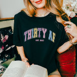 Camiseta Funny, Personalizado de 30 años de edad<br><div class="desc">¡Celebren los 30 grandes al estilo con esta graciosa camiseta de "Thirty AF"! Con un año de nacimiento personalizado, este diseño de inspiración retro le hace el regalo de cumpleaños perfecto. El tipo de letra colegiado con letras audaces y coloridas añade un toque nostálgico, cómodo, moderno y lleno de actitud,...</div>