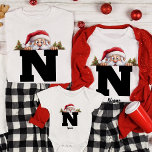 Camiseta Funny Personalizado de Navidades de familia monogr<br><div class="desc">Prepárate para divertirte de vacaciones con nuestra divertida Personalizado de Navidades de familia Monogrammed Santa T-Shirt. Esta camisa es la elección ideal para las familias que quieren celebrar a los Navidades con un toque lúdico y personalizado. Nuestra camiseta monogramada de Navidades familiares es totalmente personalizable, lo que le permite agregar...</div>