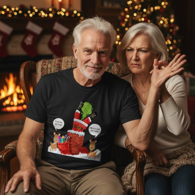 Camiseta Funny Personalizado de Navidades malolientes de re (He’s festive. She’s fighting for her life. 💀🎄 Perfect tee for holiday troublemakers.)