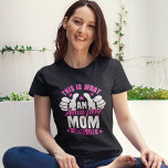 Camiseta Funny phrase from an incredible mom<br><div class="desc">Show your appreciation to that amazing Mama with this empowering t-shirt! Featuring the phrase "This is what an amazing mom looks like, " it is a declaration of love and admiration for all the amazing mothers out there. Comfortable, stylish and meaningful, this shirt is the perfect way to honor mom....</div>