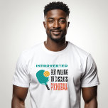 Camiseta Funny Pickleball<br><div class="desc">Funny Prenvert Pickleball apparel para tu jugador favorito. La frase humorística "Introvertido pero dispuesto a discutir el pickleball" es perfecta para añadir un poco de diversión en la cancha de pickleball. Tipografía moderna y colores retro.</div>