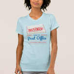 Camiseta Funny portadora de correo de retiro de trabajador<br><div class="desc">Regalos de retiro amables y divertidos para un cartero o trabajador de oficina de correos que ha entregado su último correo y listo para navegar hacia el atardecer. El texto del diseño es rojo y azul y dice "Retirado de la Oficina de Correos. Cada hora es la Hora Feliz". Hace...</div>