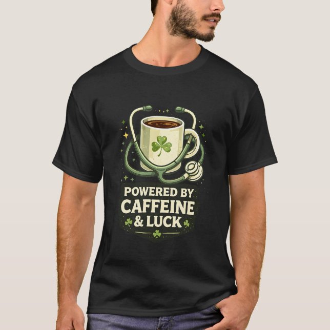 Camiseta Funny Powered By Caffeine And Luck Coffee Clover (Anverso)