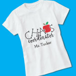 Camiseta Funny profesora coordinadora de caos con nombre<br><div class="desc">Este lindo diseño de profesores muestra el texto "coordinador del caos" y una manzana con espacio para tu mensaje o texto personal! Haga clic en el botón personalizar para obtener más flexibilidad en la modificación/adición de texto. Las variaciones de este diseño y los productos de coordinación están disponibles en nuestra...</div>