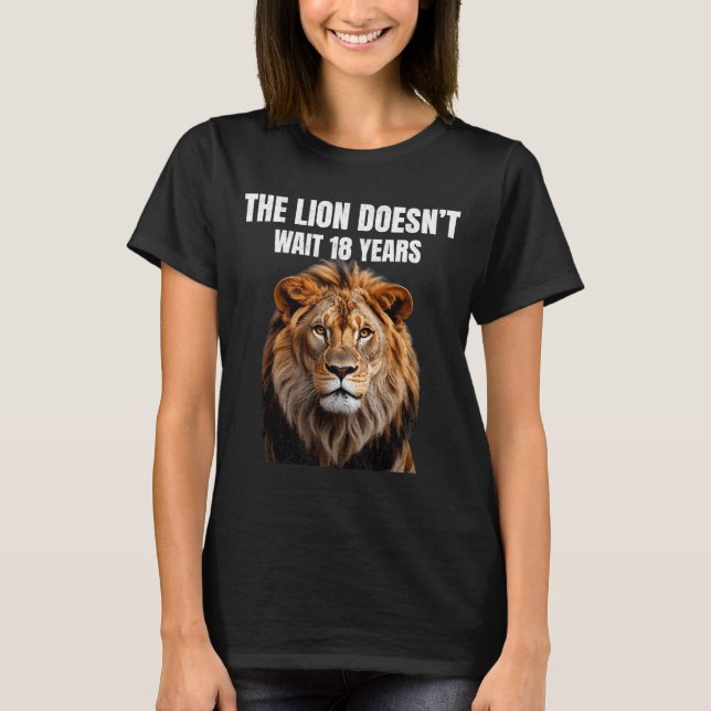 Camiseta Funny Quotes The Lion Doesn't Wait 18 Years Men  (Anverso)