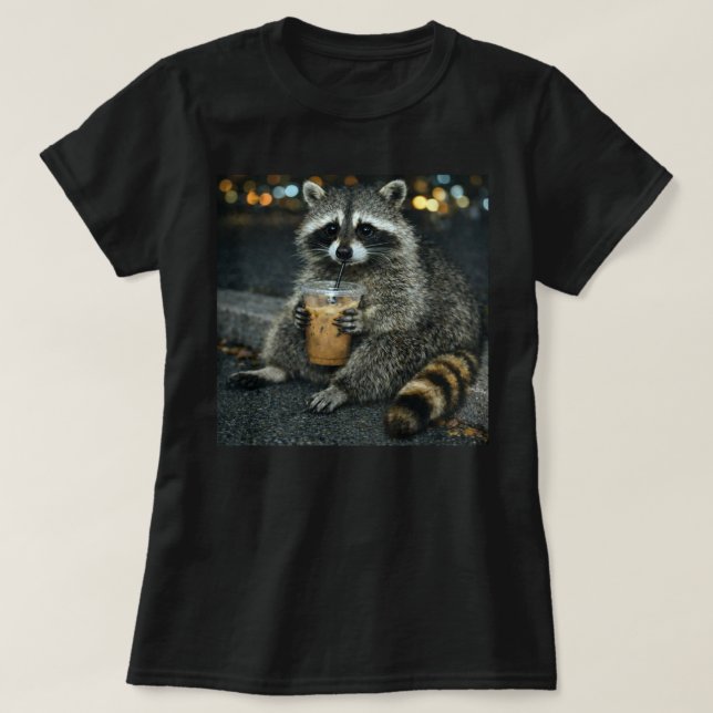 Camiseta Funny Raccoon Drinking Iced Coffee — Cute Animal  (Diseño del anverso)