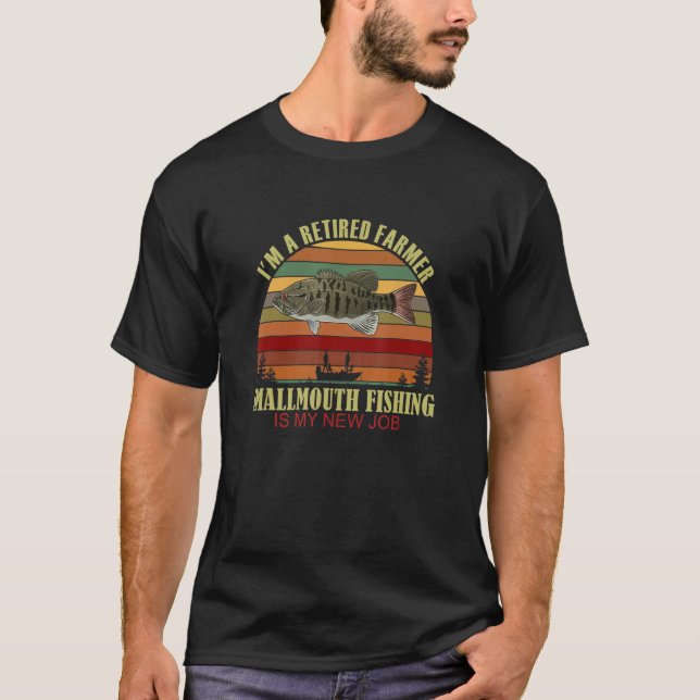 Camiseta Funny  Retired FARMER New Job Smallmouth Fishing (Anverso)