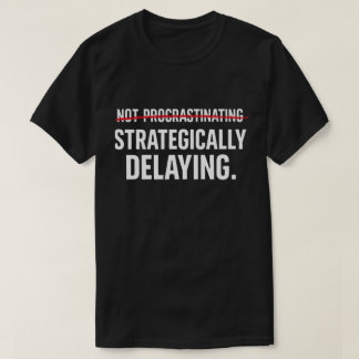 Camiseta Funny Sarcastic Procrastinator Strategically Delay