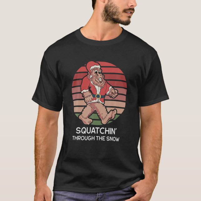 Camiseta Funny Sasquatch Navidades - Squatchin A Través Del (Anverso)