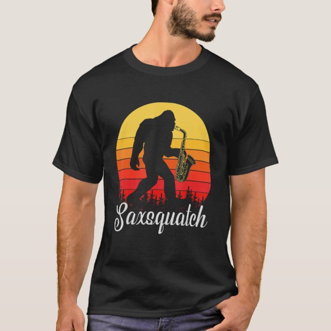 Camiseta Funny Saxophone Design, Saxsquatch, Sci-Fi Woodwin (Anverso)
