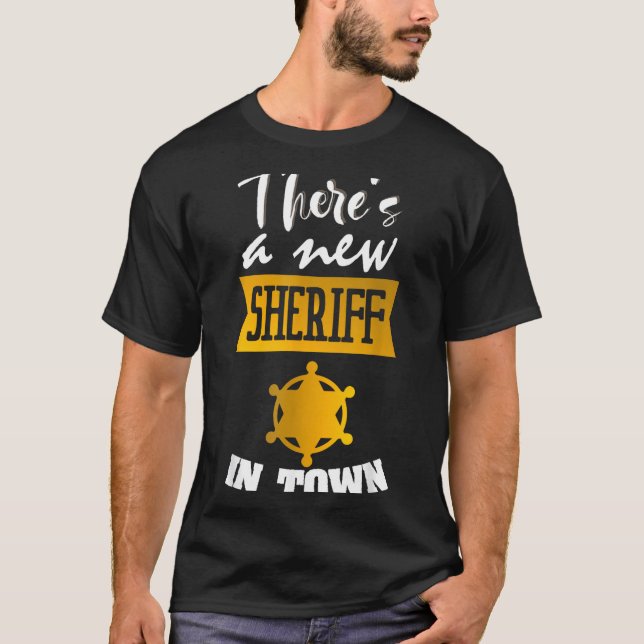 Camiseta Funny Saying There's A New Sheriff In Town Deputy  (Anverso)
