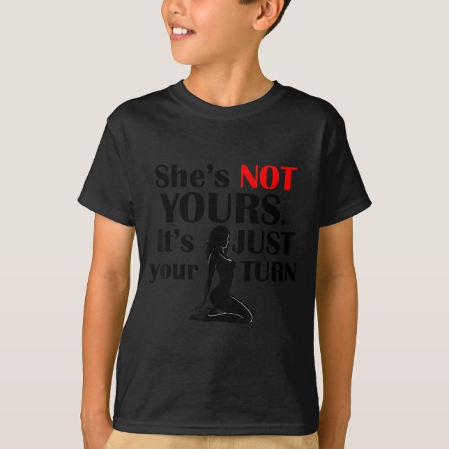 Camiseta Funny Sayings She Is Not Yours It Is Just Your Tur (Anverso)