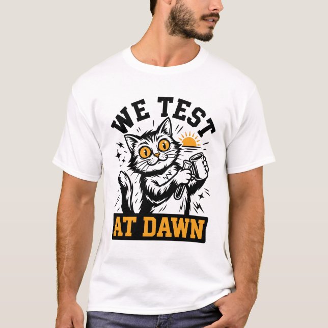 Camiseta Funny Science Cat We Test At Dawn Lab Tech & Devel (Anverso)