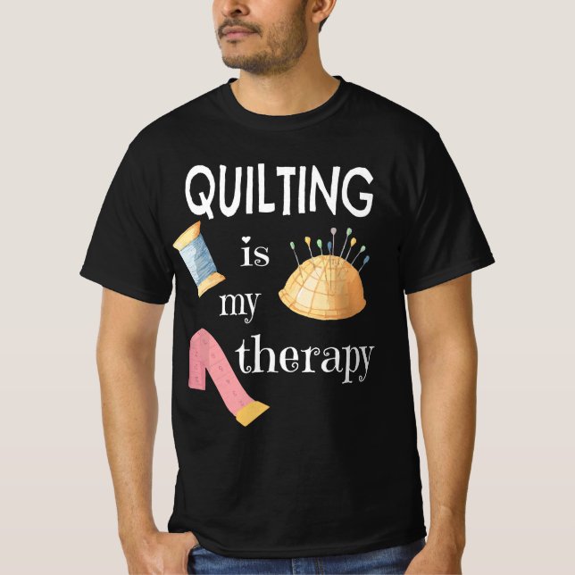 Camiseta Funny Sewing Gift for Quilter Quilting is My Thera (Anverso)