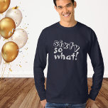 Camiseta Funny Sixty así que qué cita de cumpleaños 60<br><div class="desc">Divertido Sesenta, así que qué Inspiradora Cita 60 de cumpleaños, camiseta de manga larga. Esta camiseta es perfecta para alguien que celebra su cumpleaños número 60. Viene con una cita graciosa y inspiradora 60, así que qué en la moderna tipografía blanca, y es ideal para una persona con sentido del...</div>