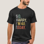 Camiseta Funny So Happy I'm 40 Yo Today Retro 40Th Birthday<br><div class="desc">Celebrate your 40th birthday because you're vintage, classic, original, great, epic, dope, queen, legendary, and totally Awesome. This Retro vintage So Happy I'm 40 Yo makes the perfect funny gag present for men and women for the next 40th birthday. Retro Vintage So Happy I'm 40 Yo Today Funny 40th Birthday...</div>