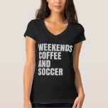Camiseta Funny Soccer Mom Life fin de semana café y fútbol<br><div class="desc">Esta mamá de fútbol "Weekends Coffee and Soccer" presentando el diseño de una simple madre de fútbol. Hace el disfraz perfecto para la madre de un futbolista, amante del fútbol, jugador de fútbol, mamá del fútbol, mamá del fútbol, cuartos de campo, linebackers, receptores y entrenadores que aman el fútbol. Regalo...</div>