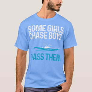 Camiseta Funny Some Girls Chase Boys I Pass Them Swimmer Wo
